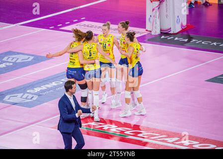 Florence, Italie. 01 novembre 2023. Bonheur des joueuses du Prosecco Doc Imoco Conegliano lors de Savino Del Bene Scandicci vs Prosecco Doc Imoco Conegliano, match féminin de volleyball italien Serie A1 à Florence, Italie, novembre 01 2023 crédit : Agence photo indépendante/Alamy Live News Banque D'Images