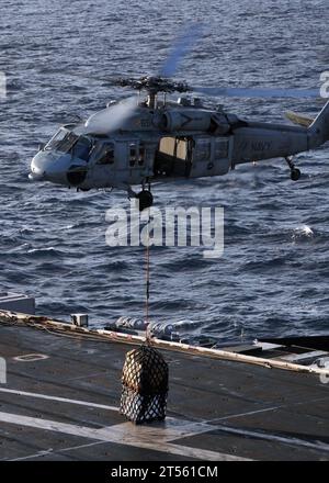 Mer Méditerranée, MH-60S Sea Hawk hélicoptère affecté au Chargers of Helicopter Sea combat Squadron (HSC) 26, US Navy, USS Dwight D. Eisenhower (CVN 69), réapprovisionnement vertical Banque D'Images