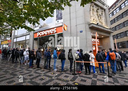 Prague, République tchèque. 03 novembre 2023. Ouverture du premier restaurant de la chaîne américaine Popeyes sur la place Venceslas à Prague, République tchèque, le 3 novembre 2023. Crédit : vit Simanek/CTK photo/Alamy Live News Banque D'Images