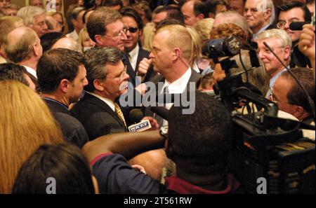 Le gouverneur élu Ernie Fletcher s’entretient avec des journalistes lors de sa soirée de victoire le mardi 4 novembre 2003 au Marriott Griffin Gate Resort à Lexington, Fayette County, Kentucky, États-Unis. Médecin et député représentant le 6e district du Kentucky, Fletcher bat le démocrate Ben Chandler pour devenir le premier gouverneur républicain du Kentucky depuis 1967. (Photo APEX MediaWire par Billy Suratt) Banque D'Images