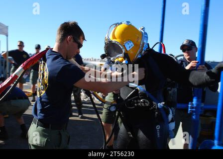 Navire de sauvetage et de sauvetage du Military Sealift Command, Mobile Diving and Salvage Unit (MDSU) 1, Sailor, U.S. Navy, USNS Salvor (T-ARS 52) Banque D'Images