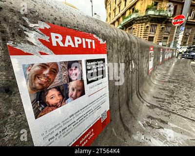 Otages du Hamas Flyers à Naples tracts sur les otages du Hamas à Naples, Campanie, Italie. 03 novembre 2023. Tracts contenant des photos et des informations sur les personnes enlevées par le Hamas en Israël le 7 octobre 2023 affichés dans le centre-ville. DSCF1334 Copyright : xAntonioxBalascox crédit : Imago/Alamy Live News Banque D'Images