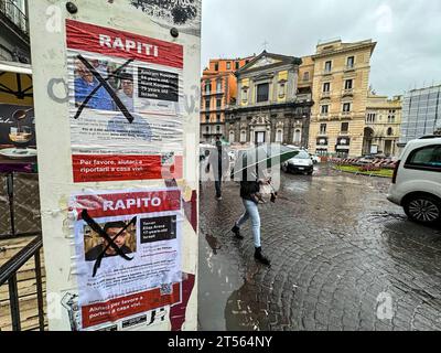 Otages du Hamas Flyers à Naples tracts sur les otages du Hamas à Naples, Campanie, Italie. 03 novembre 2023. Tracts contenant des photos et des informations sur les personnes enlevées par le Hamas en Israël le 7 octobre 2023 affichés dans le centre-ville. DSCF1333 Copyright : xAntonioxBalascox crédit : Imago/Alamy Live News Banque D'Images