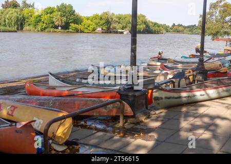 des canoës s'entassaient sur le bord de la rivière Banque D'Images