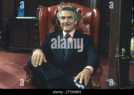 Portrait posé en 1983 de l'acteur de SOAP Opera et gagnant d'Emmy Douglass Watson qui était surtout connu pour son interprétation de Mac Cory dans le SOAP Opera de jour Another World. À une convention de Manhattan SOAP pour la presse et les fans. Banque D'Images