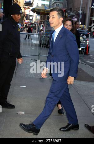 NEW YORK, NY- novembre 02 : Pete Buttigigeg vu à Good Morning America le 2 novembre 2023 à New York. Copyright : xRWx crédit : Imago/Alamy Live News Banque D'Images