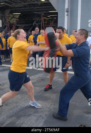 Oléorésine capsicum spray, marins, formation de sécurité, marine américaine , USS Gettysburg (CG 64) Banque D'Images