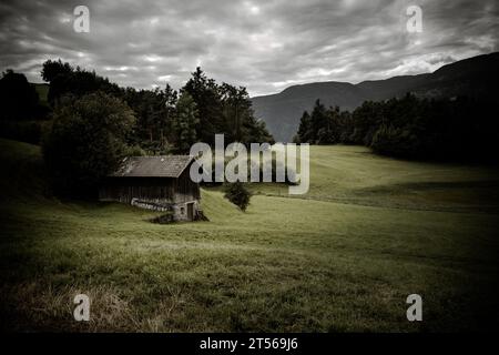 Vieux foin dans un pâturage à Val Gardena Banque D'Images