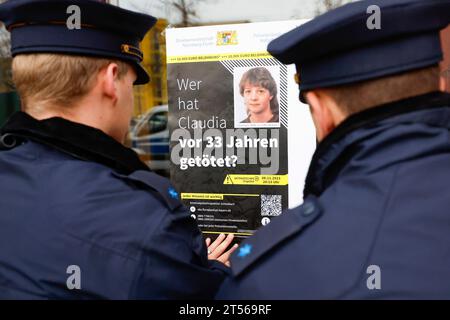 03 novembre 2023, Bavière, Röthenbach an Der Pegnitz : les policiers accrochent l'affiche de l'affaire froide de Claudia Obermeier sur une vitre. Les enquêteurs ont de nouvelles pistes et rouvrent l’enquête après plus de 33 ans. Le jeune homme de 22 ans a été victime d'un homicide en août 1990 à Röthenbach an der Pegnitz, dans le centre de la Franconie. Photo : Daniel Löb/dpa Banque D'Images