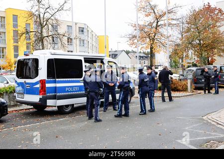 03 novembre 2023, Bavière, Röthenbach an Der Pegnitz : des policiers se tiennent dans le centre de Röthenbach. Les enquêteurs rouvrent l’enquête sur la mort de Claudia Obermeier après plus de 33 ans. En août 1990, une jeune mère a été victime d'un homicide à Röthenbach an der Pegnitz dans le centre de la Franconie. Maintenant, les enquêteurs ont un nouveau chef de file et demandent de l'aide au public pour des affiches et des dépliants. Photo : Daniel Löb/dpa Banque D'Images