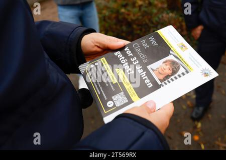 03 novembre 2023, Bavière, Röthenbach an Der Pegnitz : un policier tient le dépliant sur l'affaire froide de Claudia Obermeier. Les enquêteurs ont de nouvelles pistes et rouvrent l’enquête après plus de 33 ans. Le jeune homme de 22 ans a été victime d'un homicide à Röthenbach an der Pegnitz, dans le centre de la Franconie, en août 1990. Photo : Daniel Löb/dpa Banque D'Images