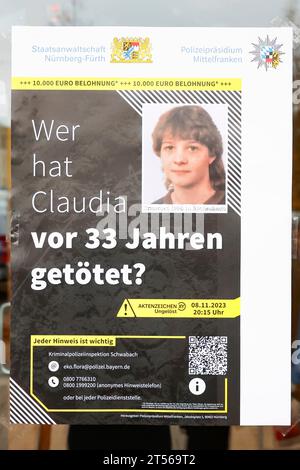 03 novembre 2023, Bavière, Röthenbach an Der Pegnitz : l'affiche de l'étui froid de Claudia Obermeier est accrochée à une vitre. Les enquêteurs ont de nouvelles pistes et rouvrent l’enquête après plus de 33 ans. Le jeune homme de 22 ans a été victime d'un homicide en août 1990 à Röthenbach an der Pegnitz, dans le centre de la Franconie. Photo : Daniel Löb/dpa Banque D'Images