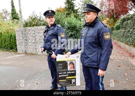 03 novembre 2023, Bavière, Röthenbach an Der Pegnitz : des policiers tiennent des tracts et la police rouvre l'enquête sur l'affaire froide de Claudia Obermeier après plus de 30 ans. Les enquêteurs ont de nouvelles pistes et rouvrent l’enquête après plus de 33 ans. Le jeune homme de 22 ans a été victime d'un homicide en août 1990 à Röthenbach an der Pegnitz, dans le centre de la Franconie. Photo : Daniel Löb/dpa Banque D'Images