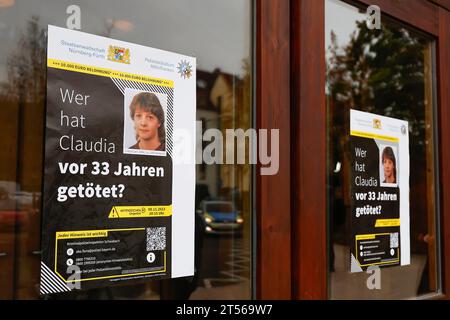03 novembre 2023, Bavière, Röthenbach an Der Pegnitz : les affiches de l'étui froid de Claudia Obermeier sont accrochées à une vitre. Les enquêteurs ont de nouvelles pistes et rouvrent l’enquête après plus de 33 ans. Le jeune homme de 22 ans a été victime d'un homicide en août 1990 à Röthenbach an der Pegnitz, dans le centre de la Franconie. Photo : Daniel Löb/dpa Banque D'Images