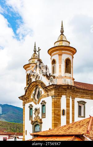 Tours d'église baroques sur la place de la ville de Mariana dans le Minas Gerais Banque D'Images