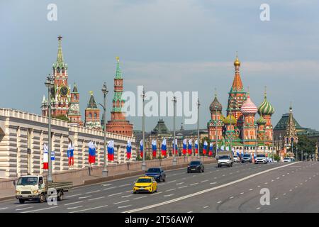 Moscou, vue du pont Bolchoï Moskvoretsky au Kremlin et à St. Cathédrale de Basil Banque D'Images