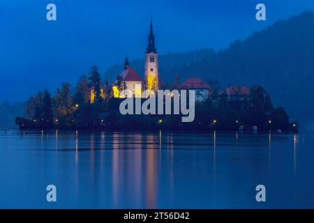 L'église de l'Assomption à l'heure bleue, lac de Bled, Slovénie, Europe Banque D'Images