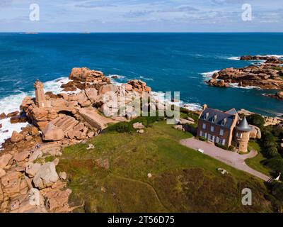 Vue aérienne, phare, Phare de Men Ruz et Maison Gustave Eiffel, Ploumanac'h, Ploumanach, Pointe de Squewel, Perros-Guirec, côte de granit rose Banque D'Images