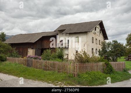Très ancienne ferme abandonnée parmi un pâturage à Val Gardena Banque D'Images