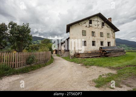 Très ancienne ferme abandonnée parmi un pâturage à Val Gardena Banque D'Images