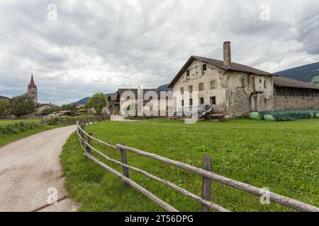 Très ancienne ferme abandonnée parmi un pâturage à Val Gardena Banque D'Images