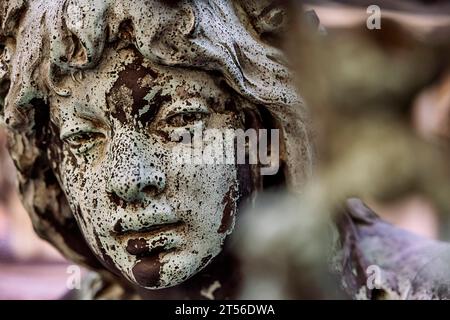 Visage altéré d'une figure à la fontaine Hygieia dans la cour de la mairie, Hambourg, Allemagne Banque D'Images