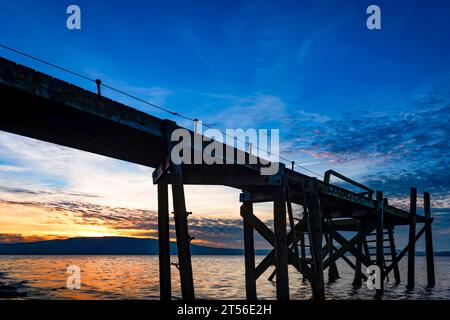 Coucher de soleil à la jetée de plongée à Holywood, Belfast Lough, County Down, Irlande du Nord Banque D'Images