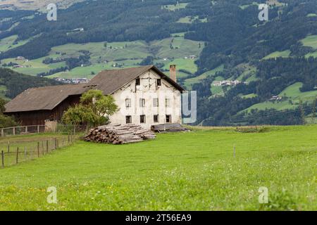 Très ancienne ferme abandonnée parmi un pâturage à Val Gardena Banque D'Images