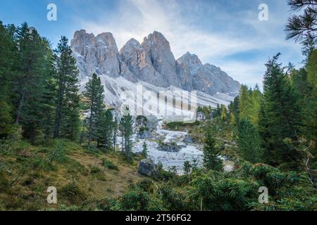 Vue panoramique sur Wasserkofel, Odla de Valdusa, la Furchetta, les montagnes Sass Rigais (de gauche à droite) le long du sentier Adolf-Munkel-Weg contre le bleu Banque D'Images