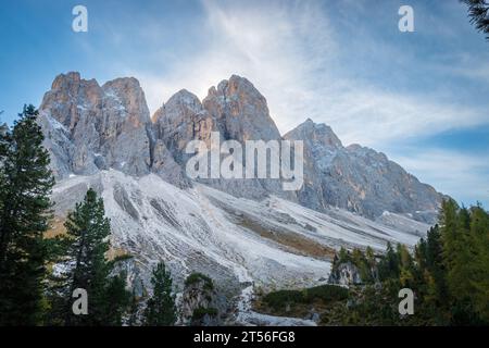 Vue panoramique sur Wasserkofel, Odla de Valdusa, la Furchetta, les montagnes Sass Rigais (de gauche à droite) le long du sentier Adolf-Munkel-Weg contre le bleu Banque D'Images