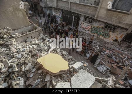 Khan Yunis, Territoires palestiniens. 03 novembre 2023. Des Palestiniens inspectent la maison endommagée du journaliste de la télévision palestinienne Muhammad Abu Hatab, tué avec des membres de sa famille lors d’un bombardement israélien de Khan Yunis dans le sud de la bande de Gaza. Crédit : Mohammed Talatene/dpa/Alamy Live News Banque D'Images