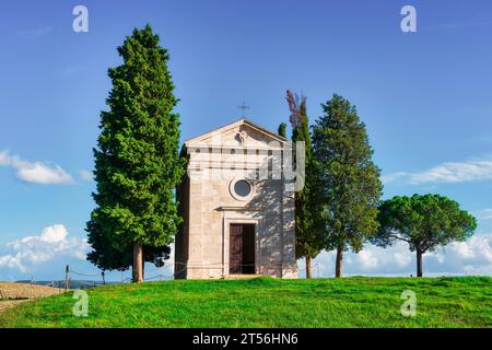 SAN QUIRICO d'ORCIA - TOSCANE - ITALIE - 27 OCTOBRE 2023 : Cappella di Vitaleta, chapelle emblématique dans la campagne toscane du Val d'Orcia en automne Banque D'Images