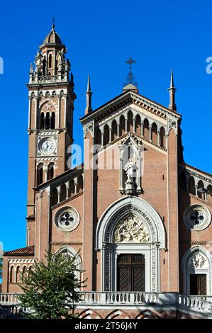 Clocher et façade principale de l'église de Madonna della Neve, Monforte d'Alba, Piémont, Italie Banque D'Images