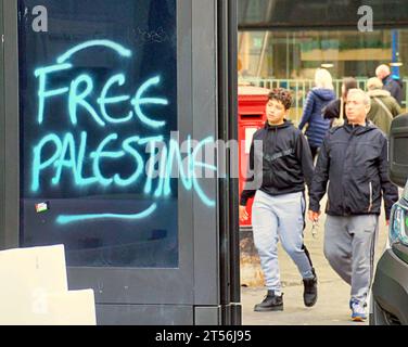 Glasgow, Écosse, Royaume-Uni. 3 novembre 2023. Free Palestine Graffiti sur une unité de publicité de rue électronique. Crédit Gerard Ferry/Alamy Live News Banque D'Images