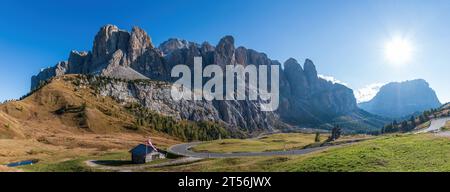 Vue panoramique du col de Gardena avec le groupe Sella et Sassolungo - Langkofel (à droite), Dolomites, Tyrol du Sud, Italie en automne contre blu Banque D'Images