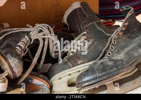 Patins à glace vintage pour hommes à vendre à l'intérieur du magasin de biens d'occasion et de meubles, Québec, Canada Banque D'Images