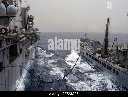 Le navire d'assaut amphibie USS Bataan (LHD 5) prend le carburant du pétrolier rapide de la Royal Navy Fleet Auxiliary FAST Fleet RFA Wave Knight (A 389) lors d'un réapprovisionnement en mer (RAS).jpg Banque D'Images