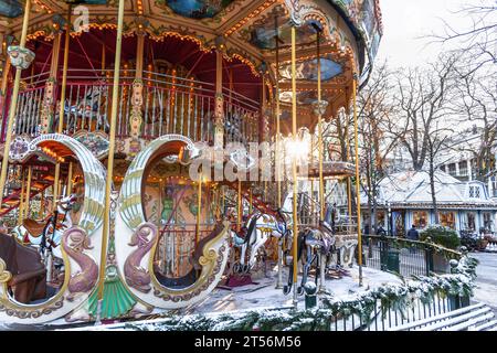 Carrousel vintage dans le parc d'attractions Tivoli à Copenhague en hiver. Banque D'Images