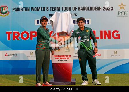 Les capitaines de l'équipe féminine de cricket du Bangladesh et du Pakistan Nigar Sultana Joty (G) et Nida Dar (D) dévoilent le trophée One Day International (ODI) Banque D'Images