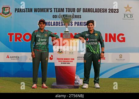 Les capitaines de l'équipe féminine de cricket du Bangladesh et du Pakistan Nigar Sultana Joty (G) et Nida Dar (D) dévoilent le trophée One Day International (ODI) Banque D'Images