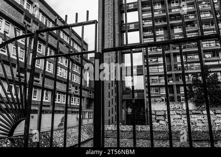 Trellick Tower, une tour classée Grade II* à North Kensington. Ouvert en 1972 et conçu dans le style brutaliste par l'architecte Ernő Goldfinger, L. Banque D'Images