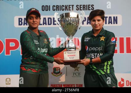 Les capitaines de l'équipe féminine de cricket du Bangladesh et du Pakistan Nigar Sultana Joty (G) et Nida Dar (D) dévoilent le trophée One Day International (ODI) Banque D'Images