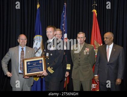 Secrétaire adjoint de la Marine pour les installations et l'environnement, Carrier Air Wing (CVW) 5, DC, cérémonie de remise des prix d'excellence en matière de sécurité du ministère de la Marine, Directeur de l'état-major du corps des Marines et Commandant adjoint des installations et de la logistique, Grand pont surface Combatant Team Safety Excellence Award, Secrétaire de la Marine, mémorial de la marine américaine, USS Kitty Hawk (CV 63), vice-chef Banque D'Images