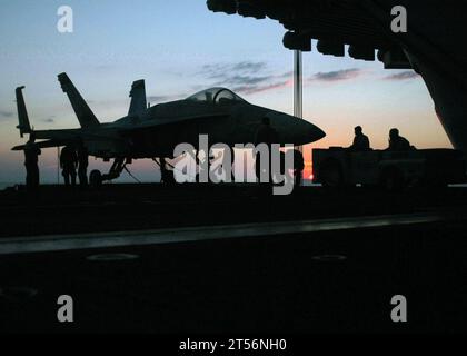 avion, en mer, océan atlantique, beauté, qualifications de transporteur, fa-18, Japon, seul porte-avions déployé en permanence vers l'avant, le porte-avions de la classe Nimitz USS George Washington (CVN 73), SILHOUETTE, coucher de soleil, USS Kitty Hawk (CV 63), Yokosuka Banque D'Images