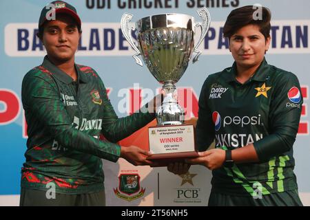 Les capitaines de l'équipe féminine de cricket du Bangladesh et du Pakistan Nigar Sultana Joty (G) et Nida Dar (D) dévoilent le trophée One Day International (ODI) Banque D'Images