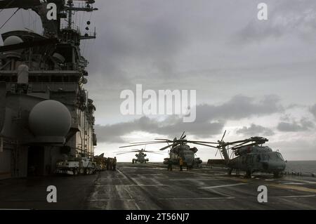 Navire d'assaut amphibie USS Kearsarge (LHD 3), Ash Severe, hélicoptères CH-53E Sea Stallion, Helicopter combat Sea Squadron Two (HSC 22 1), Océan Indien, Kearsarge Expeditionary Strike Group (KSGESG), Kearsarge Strike Strike Group (KSGSTKGRU), Marine Expeditionary Unit 22, Marine Medium Helicopter Squadron (HMM) 261 Banque D'Images