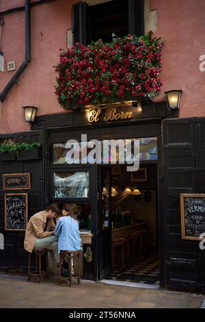 Un couple assis devant un bar à boissons à El Born, Barcelone Banque D'Images