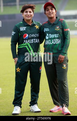 Les capitaines de l'équipe féminine de cricket du Bangladesh et du Pakistan Nigar Sultana Joty (à droite) et Nida Dar (à gauche) possèdent pour les photographies après dévoilement la stagiaire One Day Banque D'Images