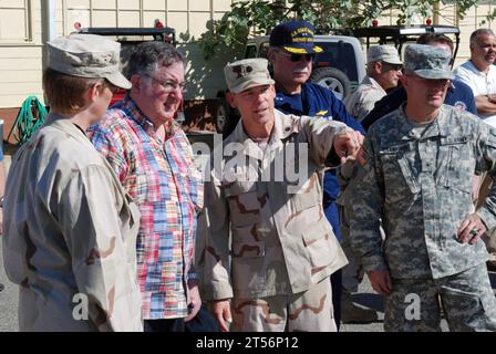 US Navy 0801139373G-198 Department of Homeland Security sous-secrétaire à la gestion Paul A. Schneider est informé par l'armée de l'air Banque D'Images