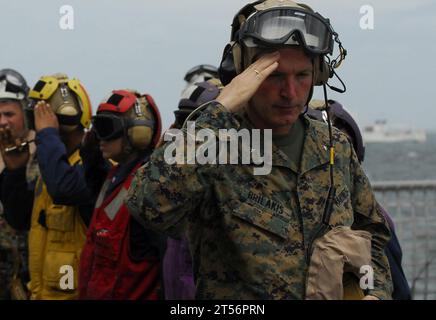 Amphibie, exercices de groupe amphibie Ready, brigadier. Gen. Mark A. Brilakis, CH-46 Sea Knight hélicoptère, CTF 76, Harpers Ferry (LSD 49), Ketsana, LSD 49, Manille, Marine corps, marines, marine, aide humanitaire aux Philippines, marins, typhon, marine américaine, USS Harpers Ferry (LSD 49) Banque D'Images